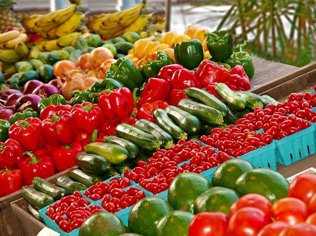 スーパーマーケットに並ぶ野菜