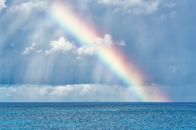 海のうえにかかる虹